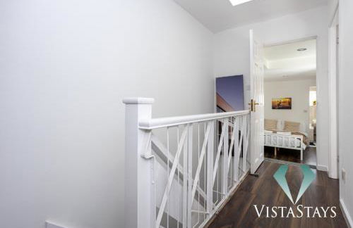 Spacious 5BDR House By Vista Stays Short Lets & Serviced Accommodation Manchester With Free WiFi, Parking & Netflix - Foto 18