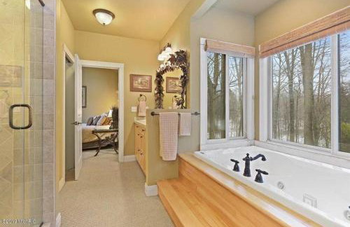 Woodshores Retreat - cozy retreat, hot tub, Lk MI - Photo 4