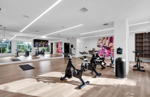 Miami Magic Vibrant 2 Bedroom with Free Parking - Photo 18