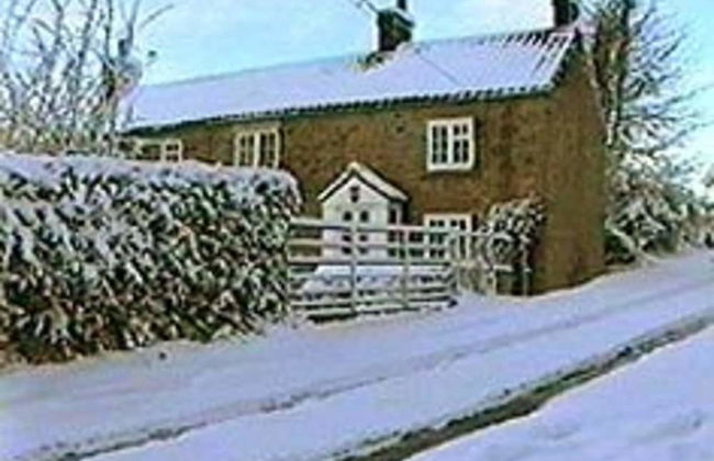 Cottage Sleeps3-fireplace-balcony-garden-mountain - Photo 21