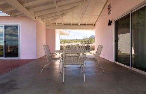 Mid Century Vibes - 2 Min to JTNP - Retro Dive Bar - View - Foto 35