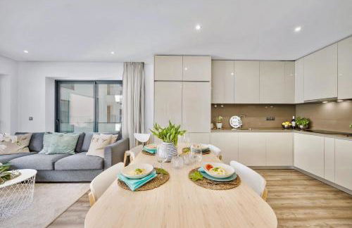 Bright Modern Beachside Apartment with Pool & Seaview - Foto 7