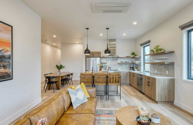 Sleeps 40! 8 Modern Units/20 Bdrs w/ Deck+hot Tub, 10mins to Downtown & Old Bend - Photo 9