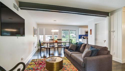 Bright and Sunny Getaway with Bikes 1 Mi to ESU! - Foto 2