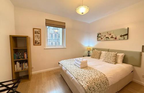 Holyrood Apartment with parking & lift access - Photo 9