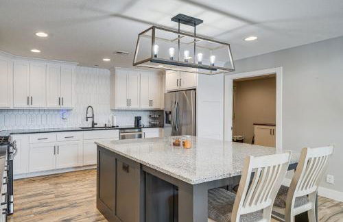 Patio and Fishing Pond! Modern Barndominium Near KC - Foto 11