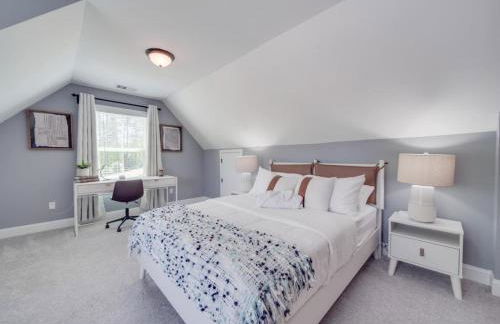 5BR Farmhouse Lake Retreat Pool Hot Tub Theater - Foto 44