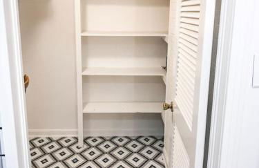 Charming Cottage w KING Bed 1m To Downtown - Foto 17