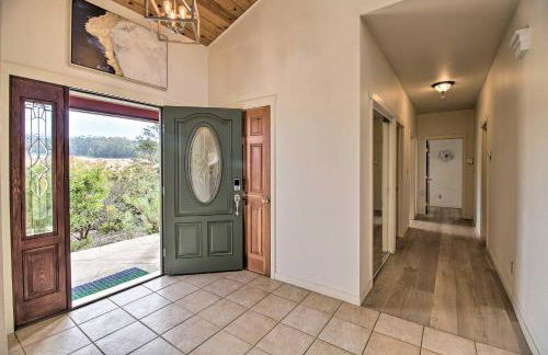 Oceanfront Point Arena House with Lovely Deck! - Foto 4