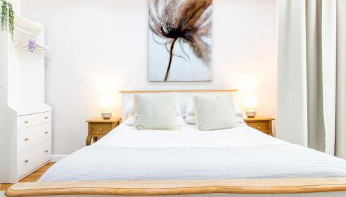 Spacious 4BR house, 2 en suites with garden & on-site parking - Foto 3