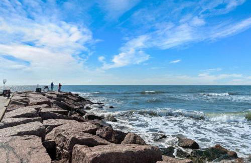 Picturesque beach house with plenty of room and amazing decks, close to beach - Foto 40