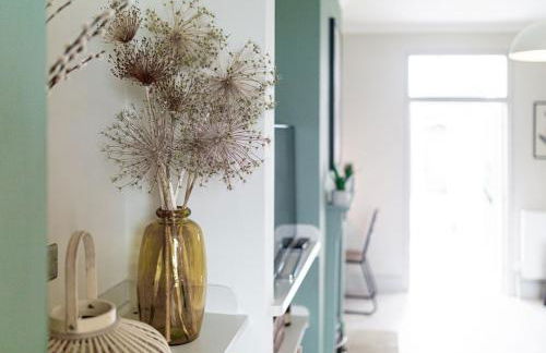 Stunning Townhouse with Large Garden - Sleeps 8! - Photo 68