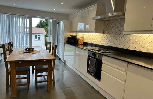 Brain Properties Limited - Contractor and Leisure Stay 4 Bedroom all ensuite house with Parking - Photo 8