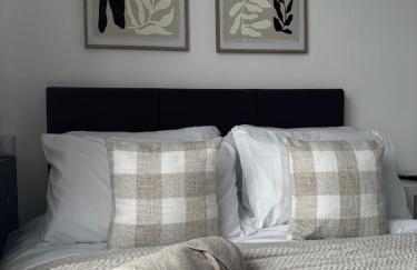 Comfortable 3BR Home, Guests 7, Fast Wi-Fi, & Nearby Pubs - Foto 4