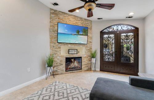 Spacious 4BR w/ Pool, Spa, Mini Golf & Game Lounge - Foto 13