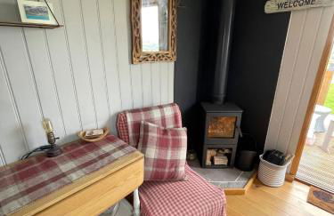 Oakley View Shepherds Hut with hot tub - Photo 35