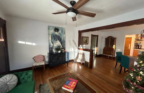 Charming 1920s Retreat Modern Kitchen 5 minutes to Dining and Med District - Foto 28