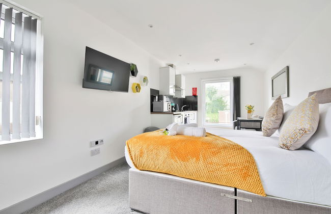 Stunning Studio In Converted Building - Photo 3