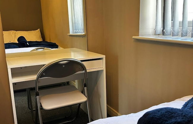 Private 5 bedroom Whole House - Photo 3