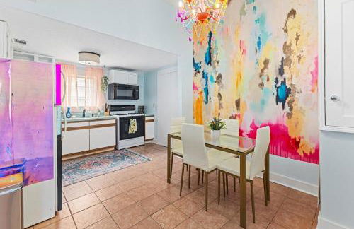 Uptown Colorful Cottage by the Riverwalk - Foto 47