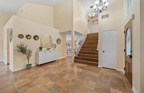 Entire Private Home with 4 Bedrooms, Pool, Hot Tub, King Bed, Garage, Available Now - Foto 63