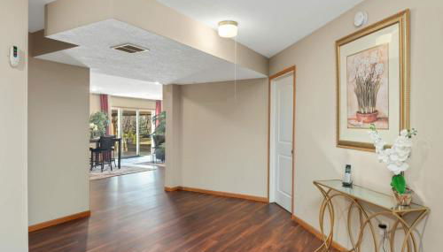 Charming 3-bedroom 1 bath basement nook with backyard view and gazebo - Foto 4