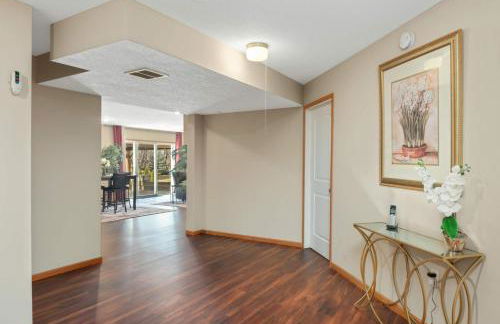 Charming 3-bedroom 1 bath basement nook with backyard view and gazebo - Foto 4