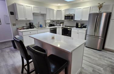 Whole House - HUGE, Modern & New Niagara Shoreline Home Rental - Foto 20