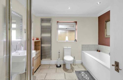 Sea Downs House with Free Parking By My Getaways - Foto 16