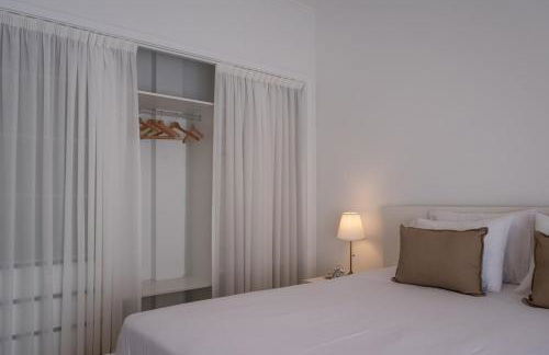 Bright & Spacious Villa by Beach - Photo 20