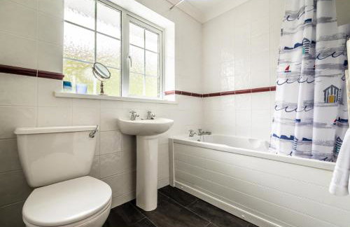 4 Bed Retreat with Balcony & Estuary views - Photo 53