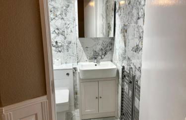 Modern 2 Bedroom House Near London City Airport, Excel, O2 & DLR with FREE Parking & Privet Entrance - Foto 28