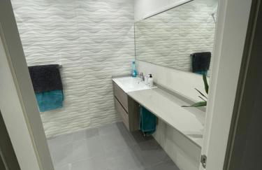 Stunning 2 bedroom apartment with full view of the sea and marina , full sun - Foto 25