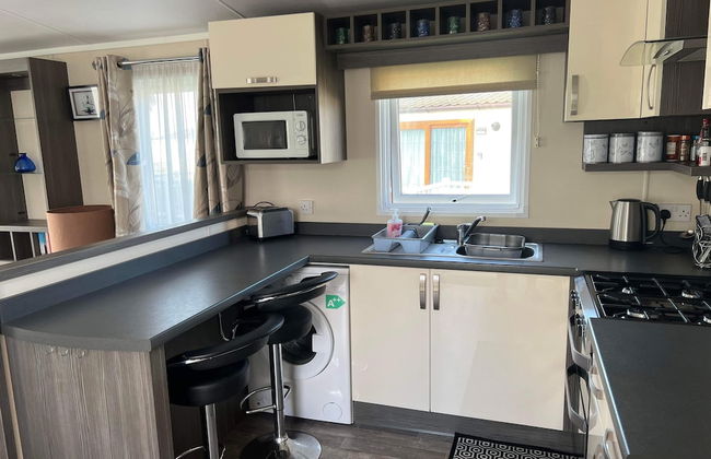 Inviting Luxury 2-bedroom Caravan in Hunstanton - Photo 5