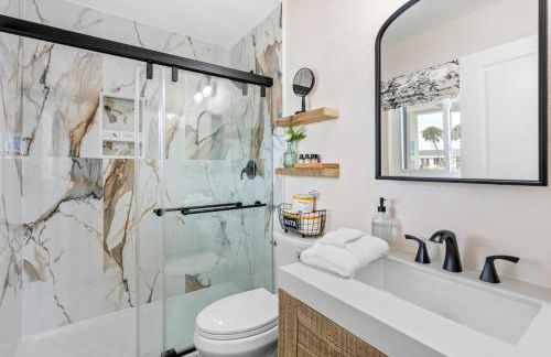 Brand New Saltwater Pool! - Waterfront Canal - Luxury Home - Foto 32