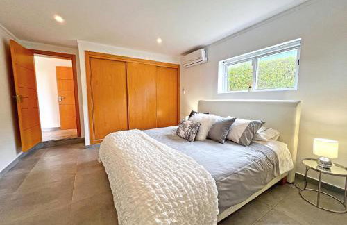 Beautiful 4-Bedroom Villa with Garden and Pool - Foto 16