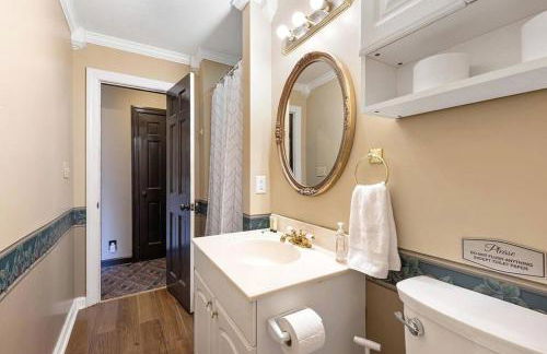 Peaceful Historic Villa with Hot Tub & Pool near Downtown Nashville, Tennessee - Photo 22