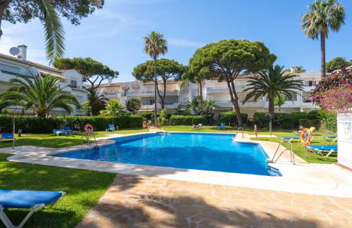 Elegant Marbella Apartment, 5-Pool Oasis, Sunlit Terrace, Garage - Photo 5