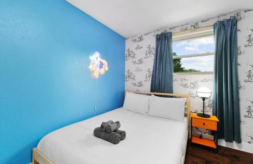 5BR w Pool, Golf Simulator, Game Room & EV Charger - Foto 32