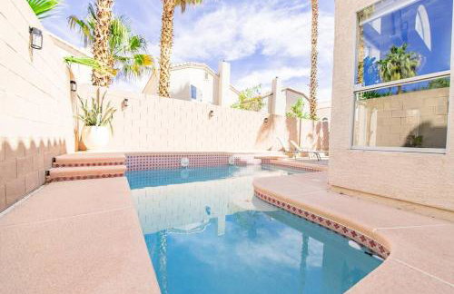 Gorgeous home away from home 3 bed 3 bath W/ pool - Foto 2