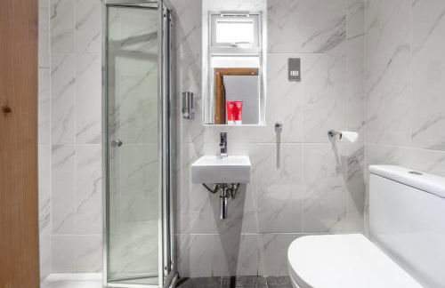 Barnet Serviced Accommodation - Elegant 5-Bedroom Home, Just a 7-Minute Stroll from High Barnet Station - Book Your Stay Today!" - Foto 3