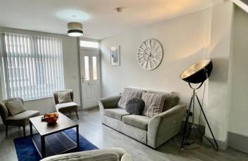 Spacious 3 Bed Home with Free Parking - Photo 6