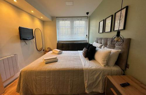 2 beds by Tower Bridge, Walk to Sights & Dining - Photo 12