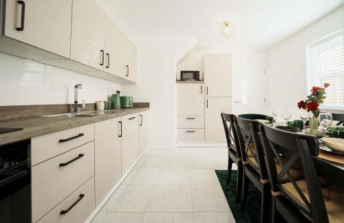 Large 4BR House Leeds, Contractor Friendly - Photo 14