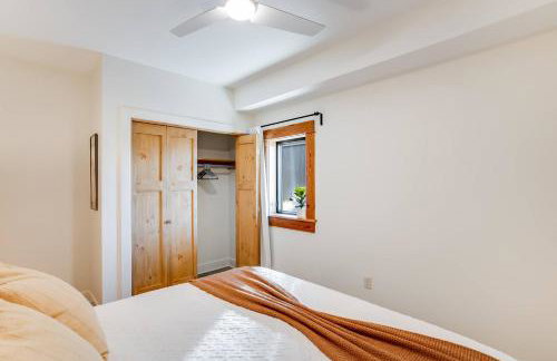 Modern Cabin Near Cheney Lake W Pool and Hot Tub - Foto 18