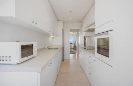 Beach-line apartment with 3 bedrooms in Estepona - Photo 8