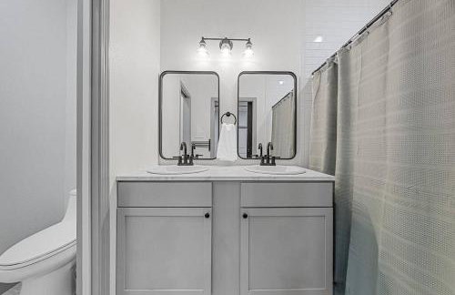 5th St Getaway w Sauna Hot tub Firepit & Game Room - Foto 16