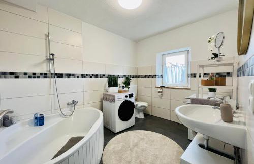 Ferienwohnung - ländliche Atmosphäre, Geräumig, mit Arbeits- und Parkplatz, Küche, Netflix, perfekt für Gruppen - Foto 6