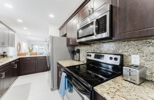 Serene Waterfront 2BR 2BA with Intracoastal Views, Pool, Balcony, Parking - Foto 36