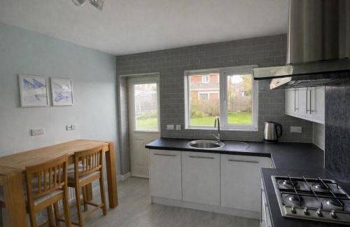 NEW! Large 4BR home by Shirestone Property, Driveway Parking, Near M40, Wifi - Photo 6